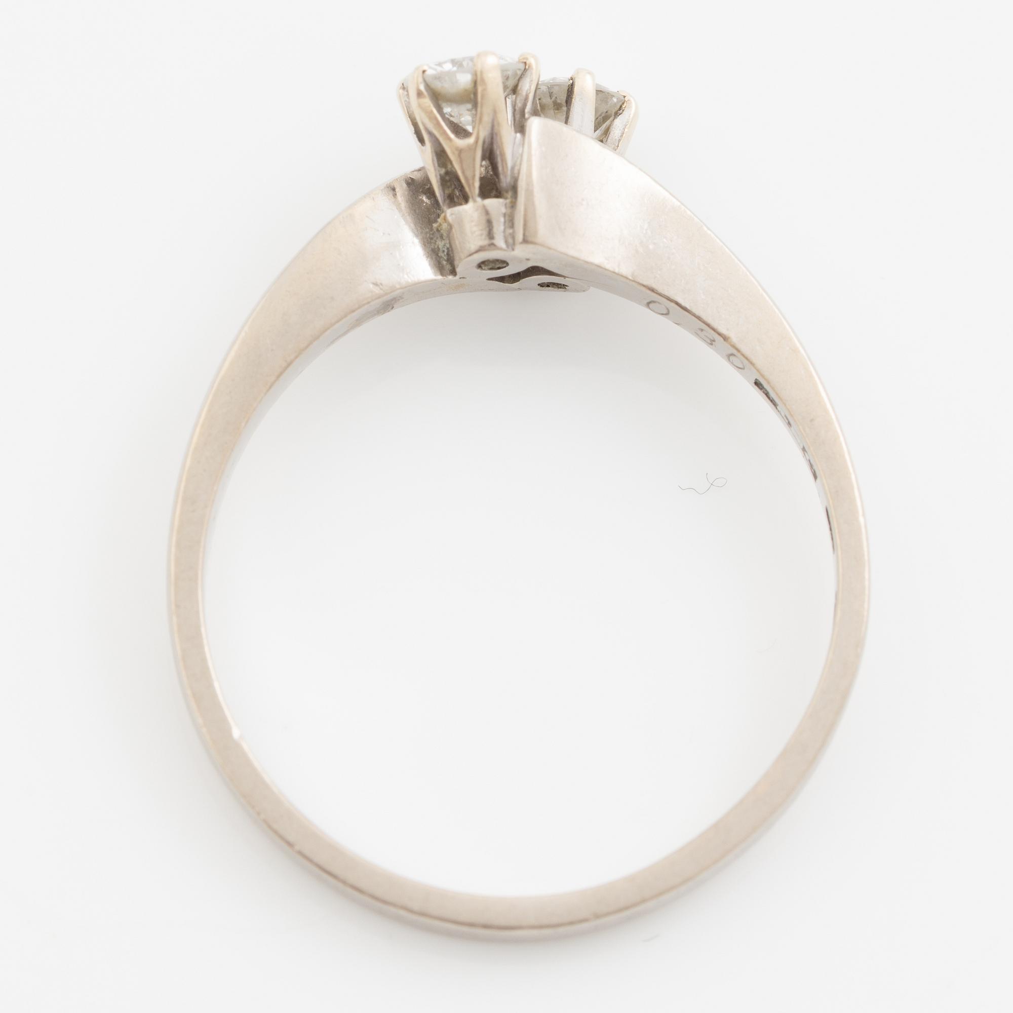 Ring 18K white gold with round brilliant-cut diamonds.