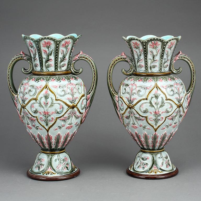 VASER, ett par, majolika, Rörstrand, 1800-talets slut.