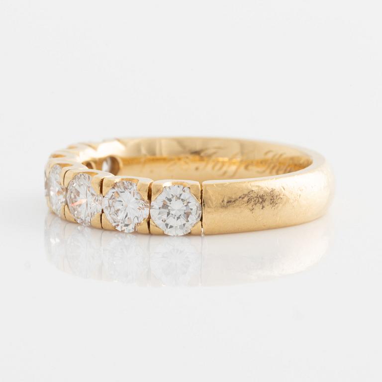 Alliansring 18K guld med runda briljantslipade diamanter.
