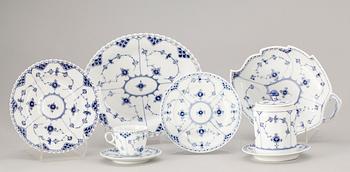 SERVIS, 18 delar, porslin, "Musselmalet". Royal Copenhagen, Danmark.