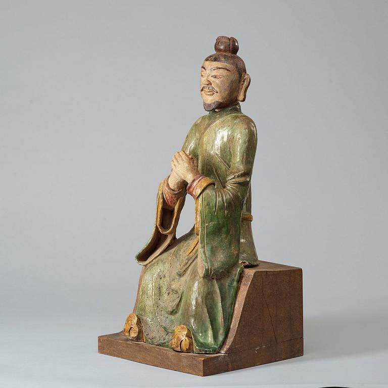 SITTANDE VÄKTARE, lergods. Ming dynastin 1600-tal.