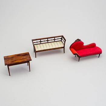 A lot of 18 pieces of doll house furniture by Nolbyn Värmländskt hantverk first half of the 20th century.