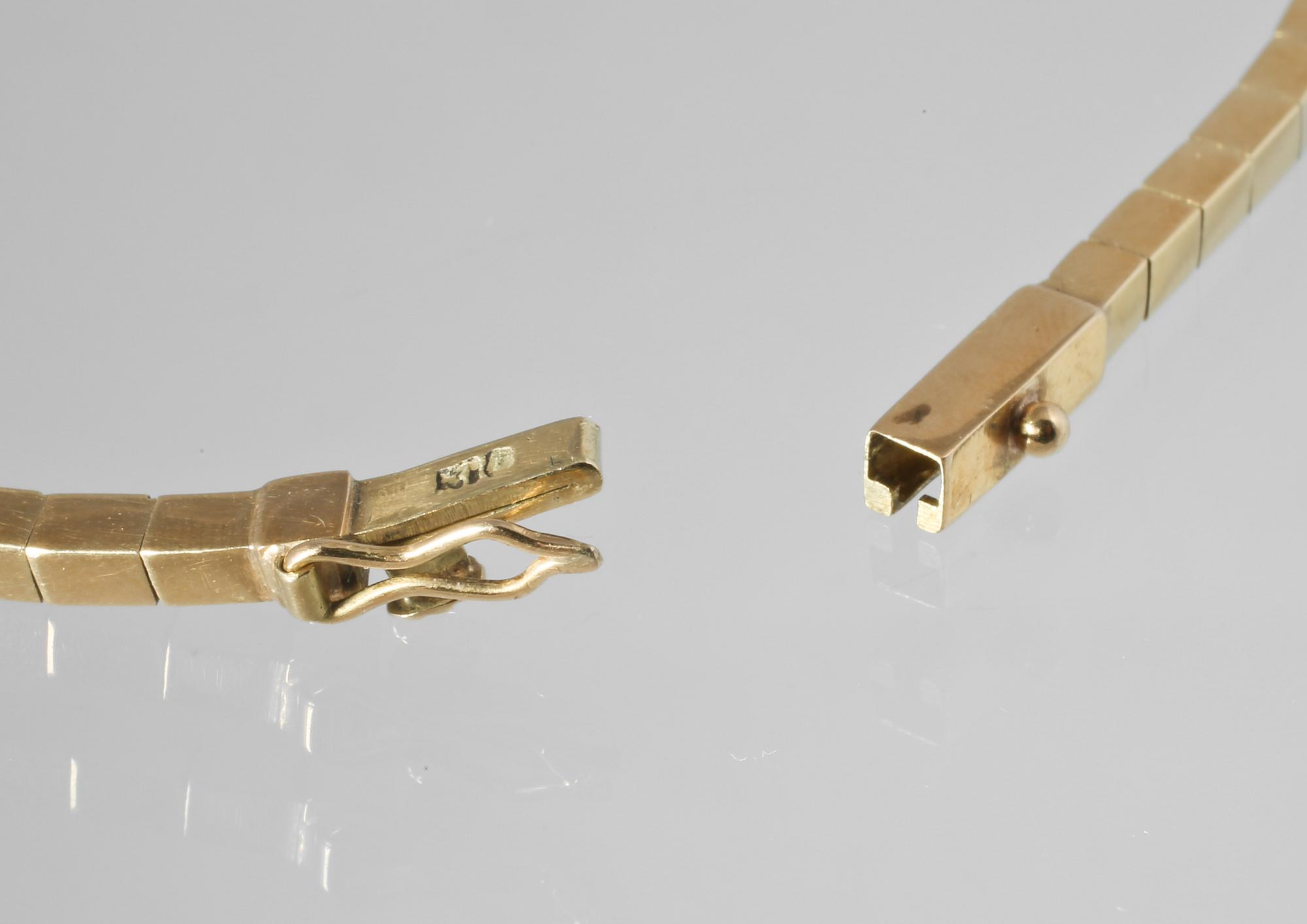 COLLIER, 18K guld med 33 briljantslipade diamanter samt ovalslipad blå safir. Vikt 32,4 gram.