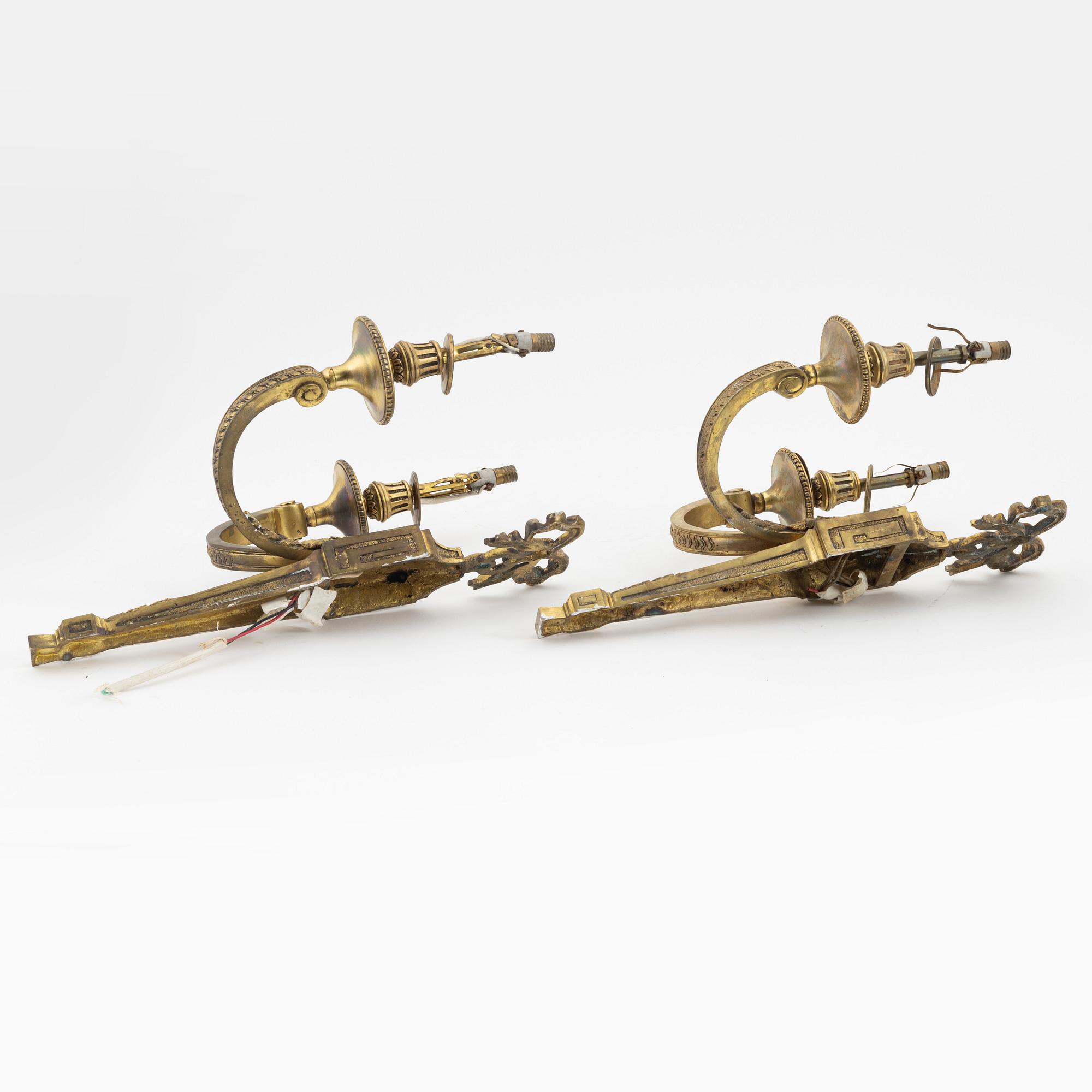 A pair of Louis XVI-style brass appliques, 20th Century.