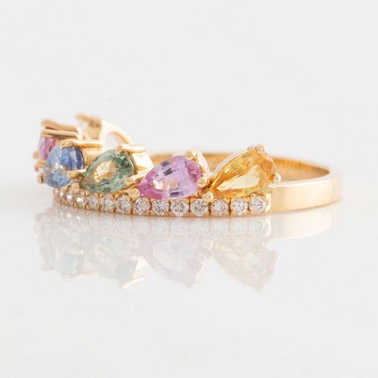Ring 18K guld med safirer i olika färger och runda briljantslipade diamanter.