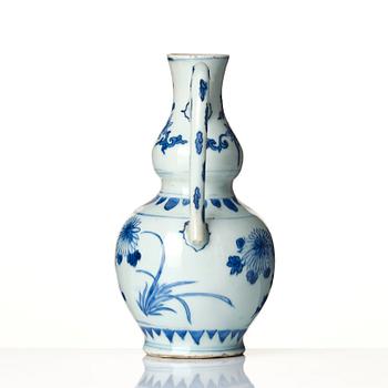 A blue and white ewer, Ming dynasty, 17th century.