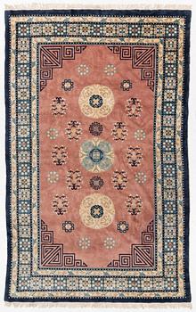 Matta, semiantik Kina "antique finsh" 244 x 153 cm.