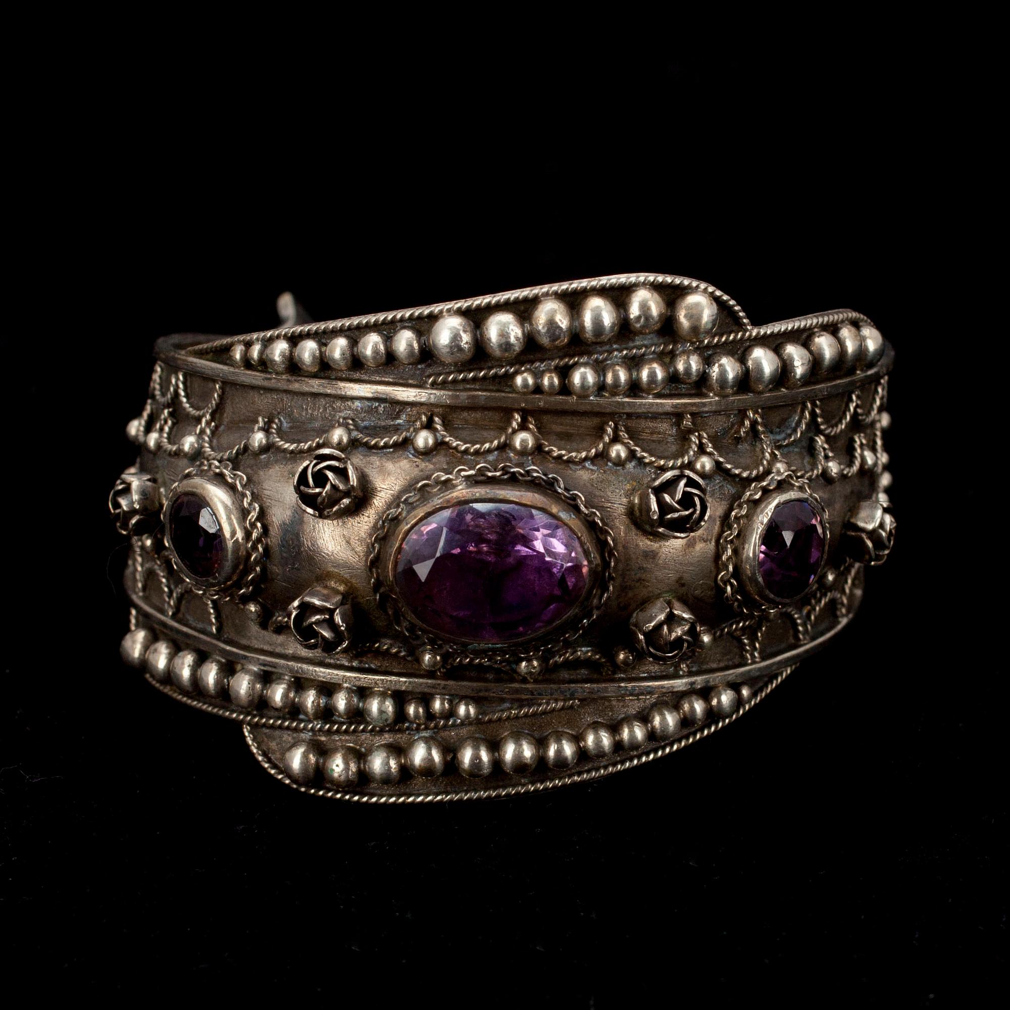 ARMRING, silver samt fasettslipade ametister. 1900-talets hälft. Vikt 37,5 g.