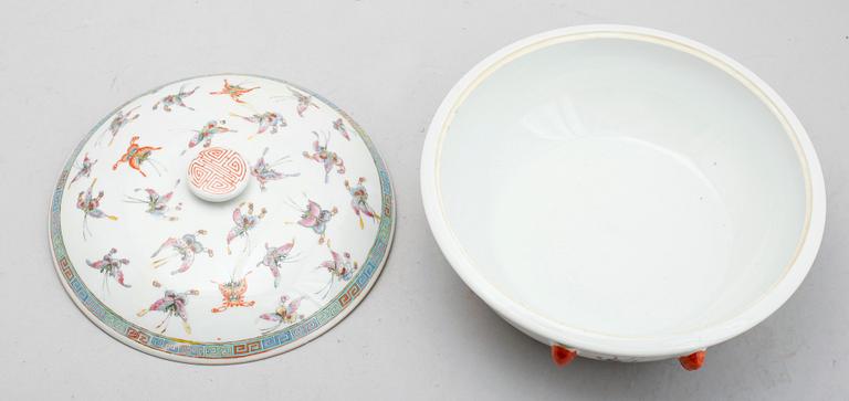 TERRIN MED LOCK, porslin, Kina, 1900-talets första hälft.