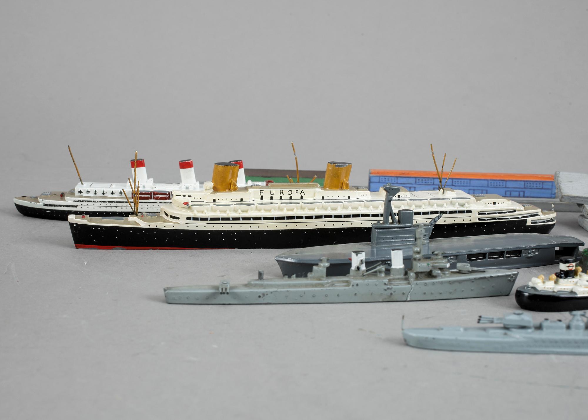 WIKING FARTYGSMODELLER, bly 16 st samt FYR och HAMNANLÄGGNING, av trä.