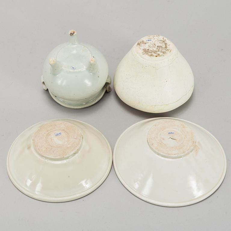 A group of white glazed ceramics, South East Asia, 16th/15th Century.
