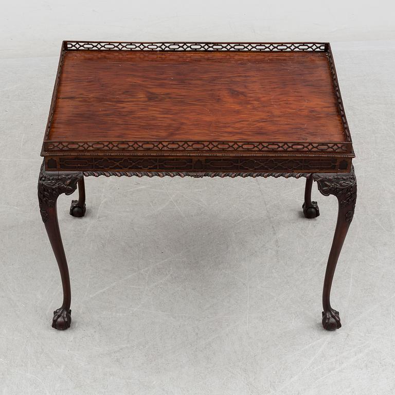 A mahogany table, Chippendale-style, England, 19th century.