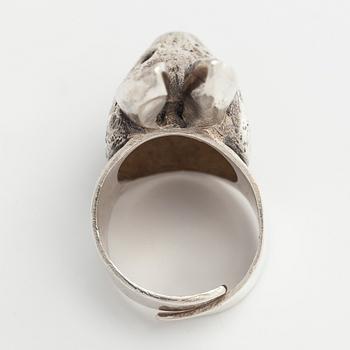 Eila Minkkinen, sormus, jänis, sterlinghopea, 2015.