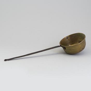 AN 18TH CENTURY BRASS CAULDRON.