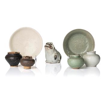 1088. A group lot of ceramics for the Southeast Asian market, 14/16th century. (7 pieces).