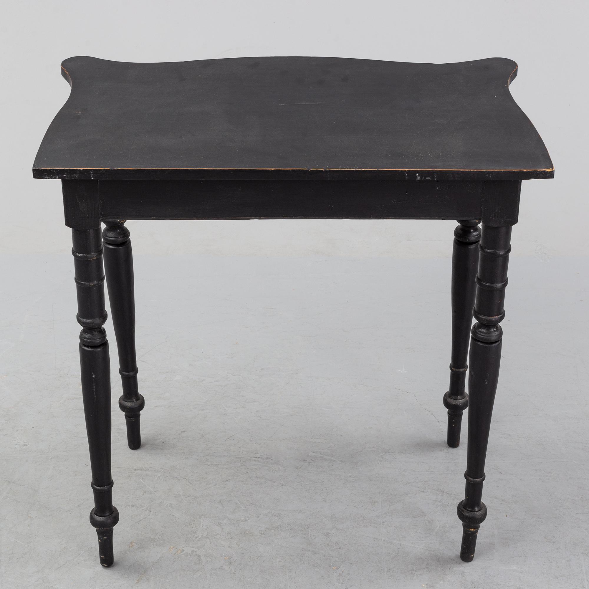 A painted pine table, second half of the 20th Century.
