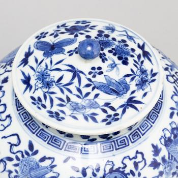 A pair of blue and white jars with covers, Qing dynasty, Guangxu (1875-1908).