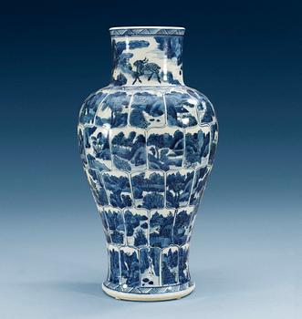 1509. VAS, porslin. Qing dynastin, Kangxi (1662-1722).