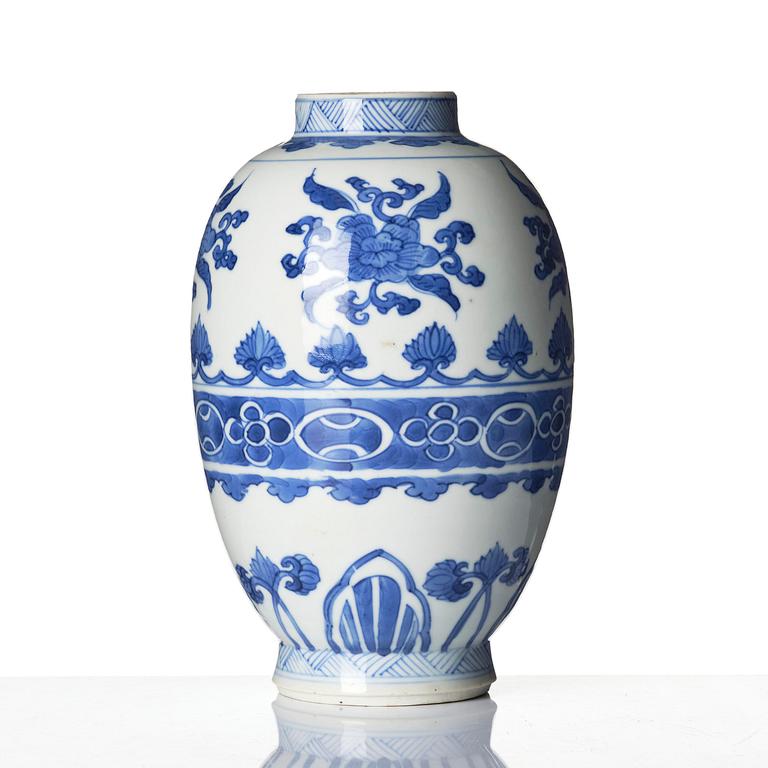 Urna, porslin. Qingdynastin, Kangxi (1662-1722).