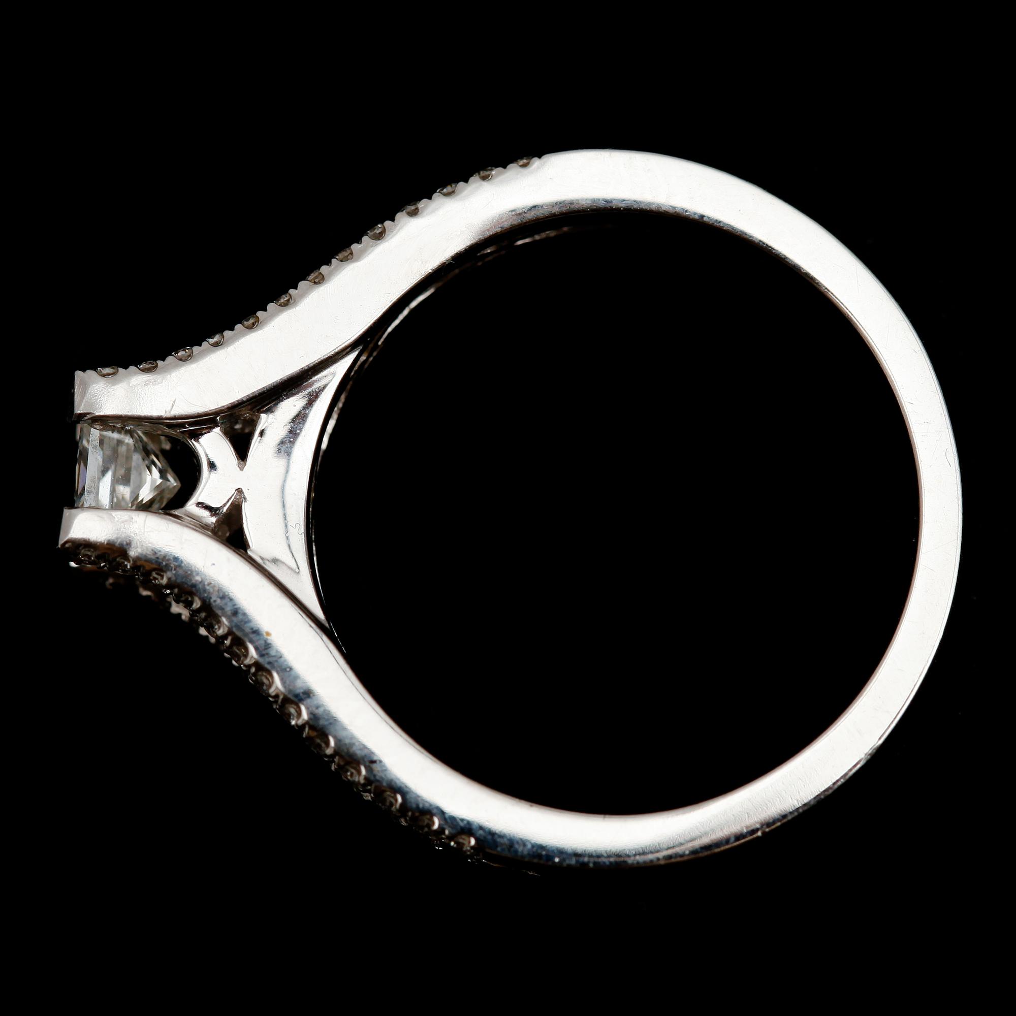 RING, 14 k vitguld, briljant och princesslipade diamanter, tot ca 1.0 ct.