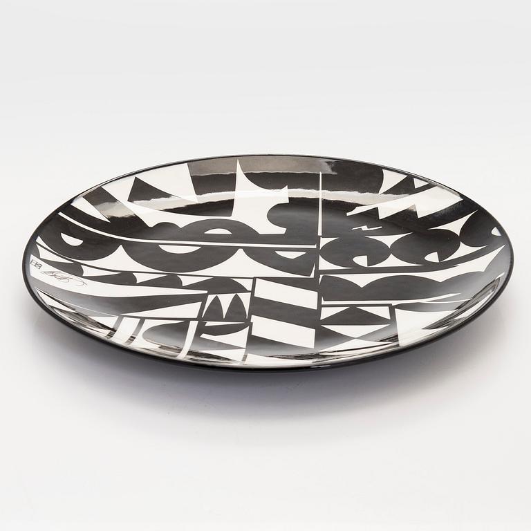 Howard Smith, A ceramic plate. Signed H Smith. Arabia, Finland.
