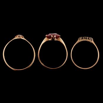 RINGAR 3 st, 18k guld med fasettslipad almandit respektive diamanter, 1900-tal. Vikt 6 g.
