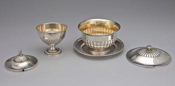 SKÅL samt SOCKERSKÅL, silver, bl a Johan Petter Grönvall, Stockholm. 1840 resp 1912. Total vikt: 861 gram.