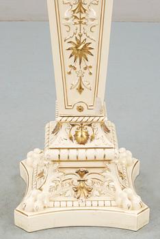 PIEDESTAL samt URNA MED LOCK, majolika, nyrenässans, Rörstrand, 1800-talets slut.