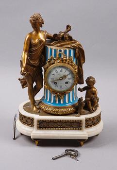 BORDSPENDYL. Louis XVI-stil, 1800-tal. urtavlan märkt: Nepveu, Paris samt Sevrés liknande märke.