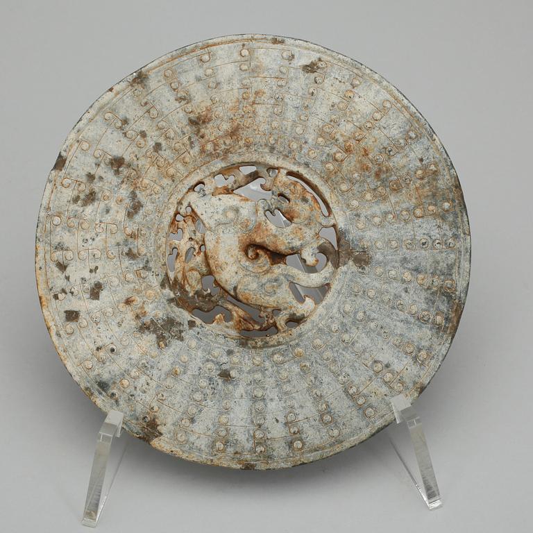 SOLSKIVA, nefrit. Arkaiserande.