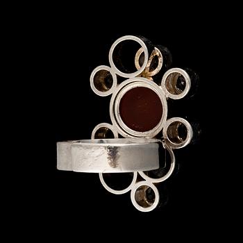 ELIS KAUPPI, ring "Fjällbäck", silver, karneol, bergskristall. Kupittaan Kulta, Åbo.