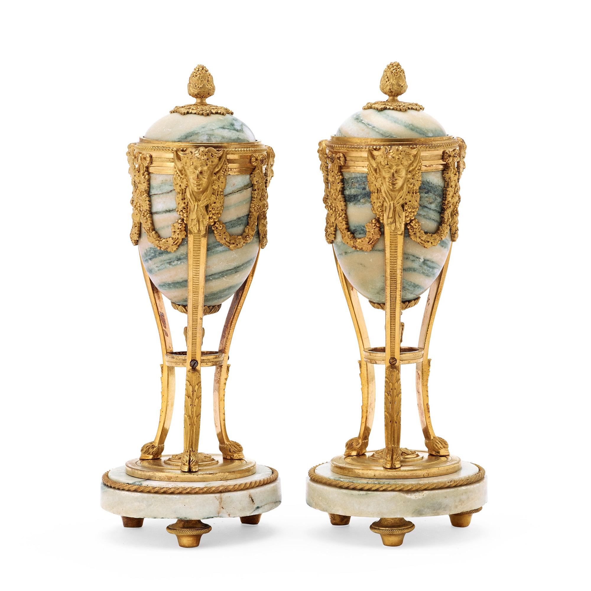 CASSOLETTER, för ett ljus, ett par, Frankrike, 1800-talets mitt, Louis XVI-stil.