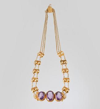 COLLIER, 18K guld med 3 ovalslipade ametister, kattfotstämplat. Vikt 27,4 gram.