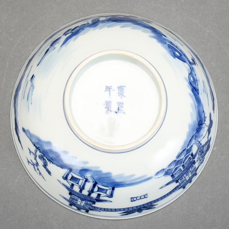 SKÅL, porslin, Kina, 1800-tal med Kangxis märke.