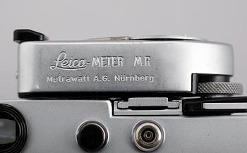 KAMERA samt OBJEKTIV, 1+2, Leica M4 Schwarz Lackiert, nr 1227403, med Leica-Meter, 1969.