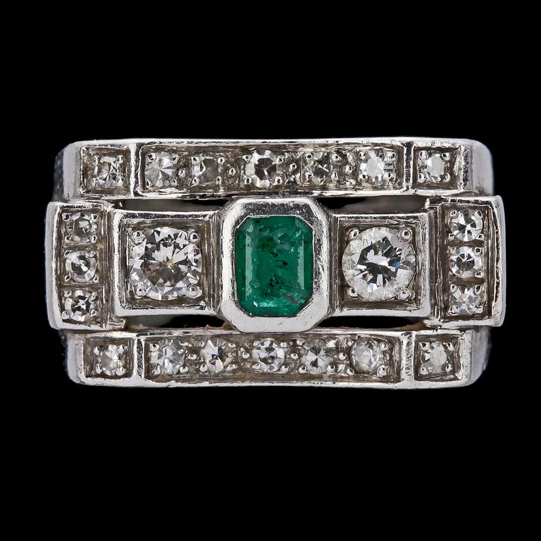 RING, platina med briljant- och åttkantslipade diamanter, tot ca 0.40 ct samt smaragd. 1948.