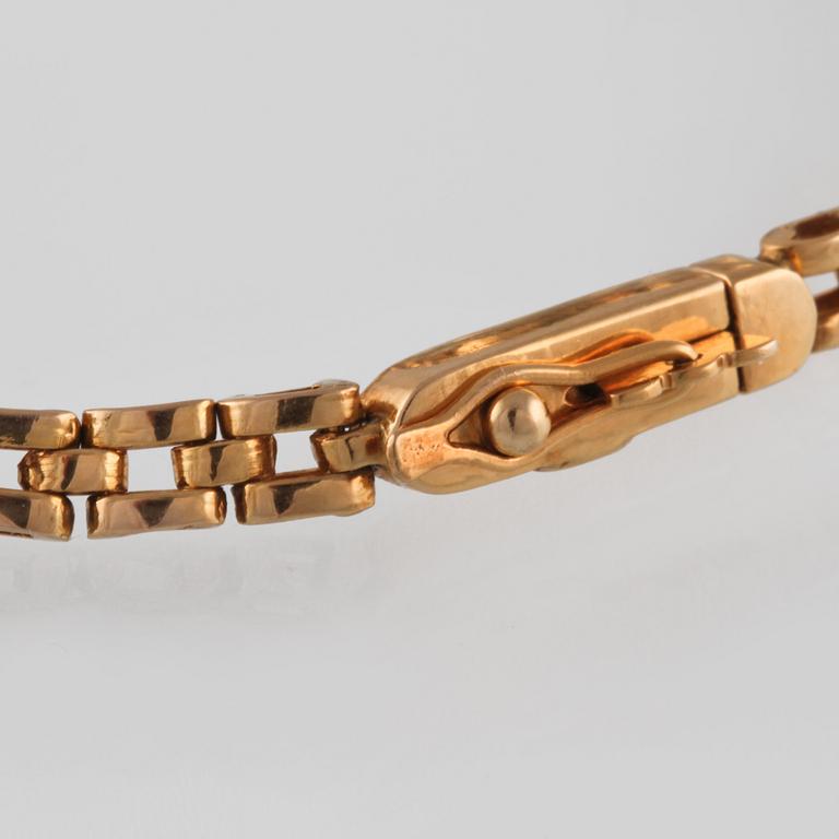 ARMLÄNK, 14K guld med 6 briljantslipade diamanter samt 7 fasettslipade blå safirer. Vikt 11,4 gram.