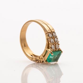 Ring, 18K gold with an emerald set in it and 12 brilliant-cut diamonds.