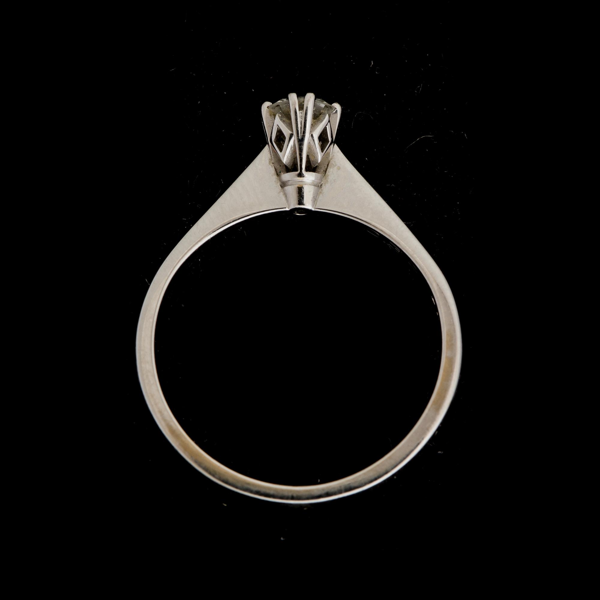 RING, 18K vitguld med briljantslipad diamant tot. ca 0,30 ct enligt gravyr. Vikt ca 2,5 gram.