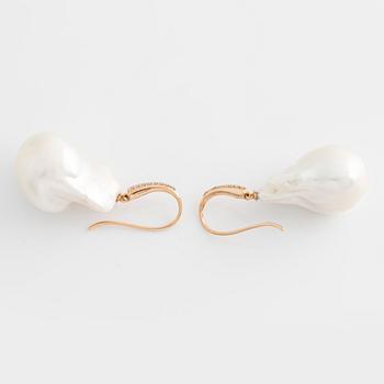 Earrings with cultured baroque freshwater pearls and brilliant-cut diamonds.