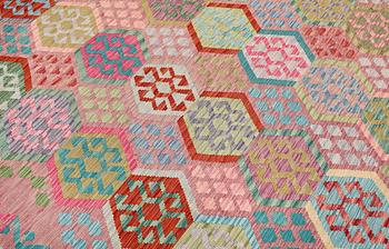 A Kilim carpet, classic design, approx. 302 x 258 cm.