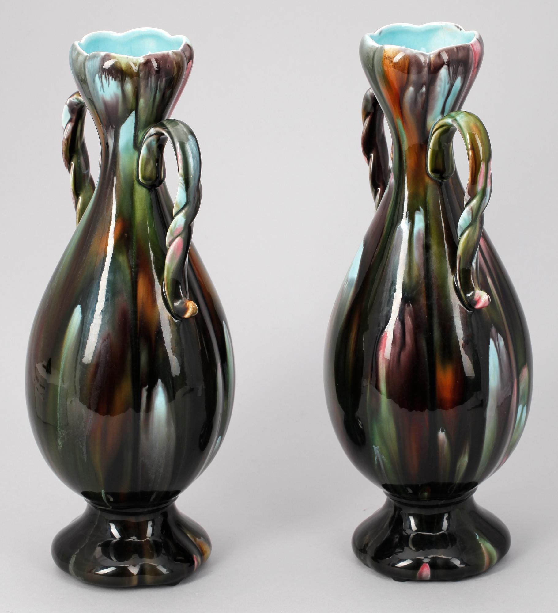 HÄNKELVASER, ett par, majolika, Rörstrand, sent 1800-tal.