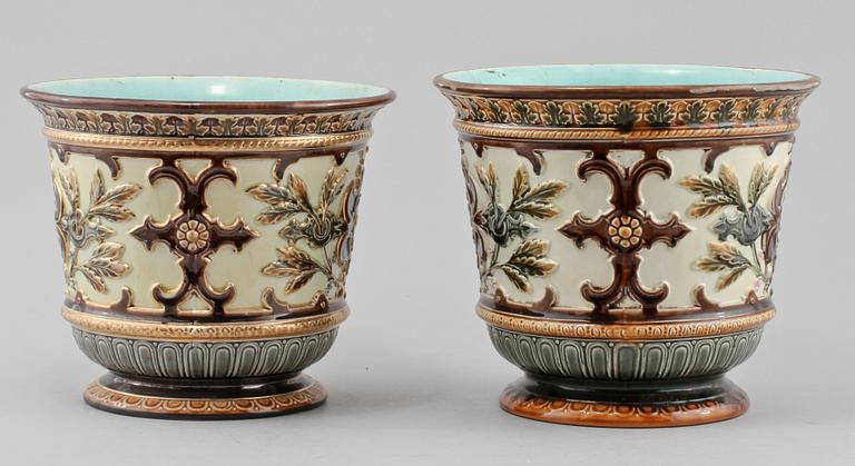 YTTERFODER, 2 st snarlika, majolika, Rörstrand, omkring 1900.