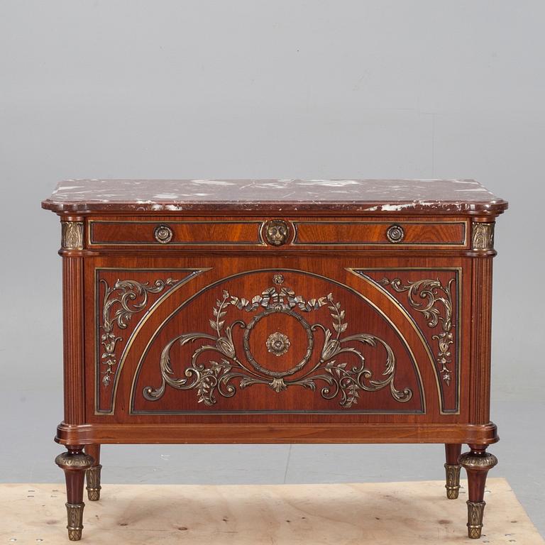 BYRÅ MED KLAFF, eklektisk stil, 1900-talets mitt. Nyckel medföljer.
