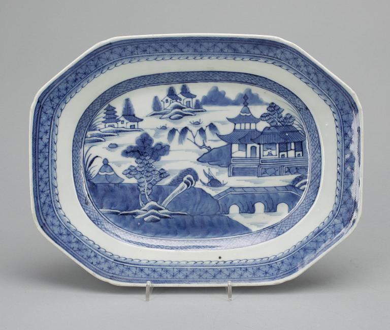STEKFAT, 3 st, porslin, Qingdynastin, Jiaqing (1796-1820).