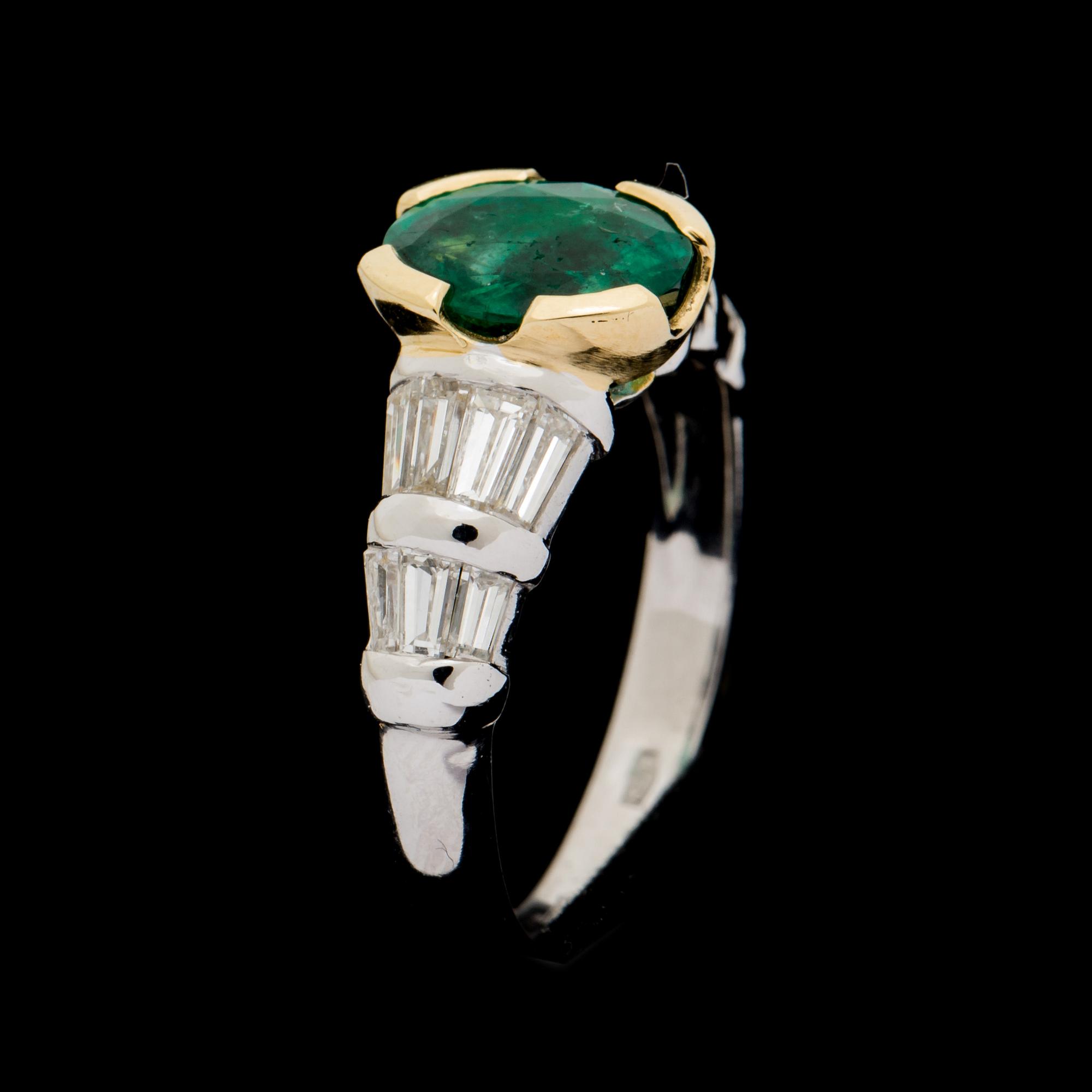 RING, 18 k guld samt vitguld med smaragd samt diamanter. Vikt ca 5 g.