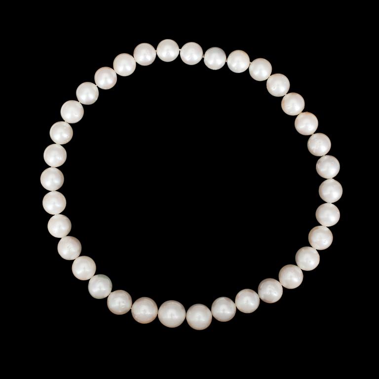 NECKLACE, cultured South sea pearls, 13,3-11,5 mm.