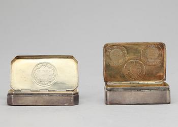 DOSOR, 2 st, silver, bla Gustaf Möllenborg, Stockholm 1823. Tot ca 179 gram.