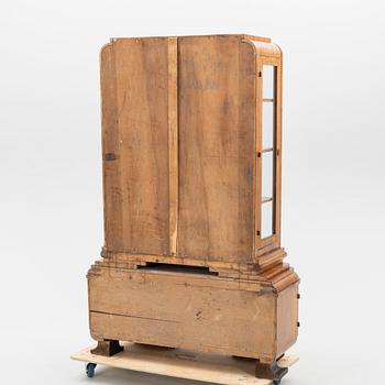 Vitrinskåp 1900-talets första hälft.