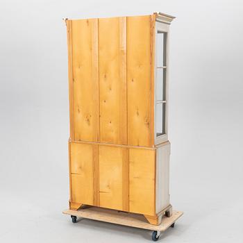 Vitrinskåp "Egeskov" KA Roos 1900-talets andra hälft.